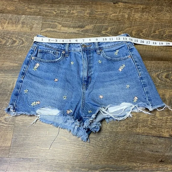 American Eagle Floral Embroidered High Rise Cut Off Mom Shorts Womens Sz 4 - Picture 4 of 11